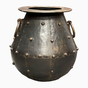 Vaso grande in metallo a forma di calderone