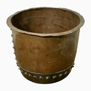Maceta antigua de cobre con remaches, década de 1890