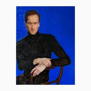 Ritratto maschile con mani su sfondo blu oltremare, pittura a olio, anni 2000
