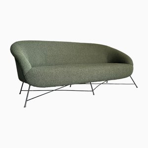 Grünes italienisches Sofa aus Bouclé mit schwarzen Eisenfüßen, 1960er