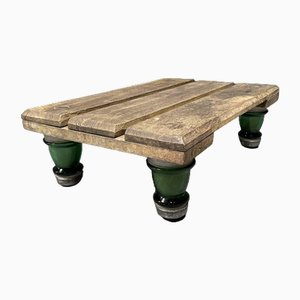 Mesa aislante de madera con patas de vidrio verde