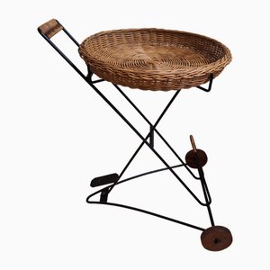 Carrello da tè vintage con ripiano per giornali, struttura in ferro nero, ruote in teak e vassoio in vimini rimovibile, anni '70