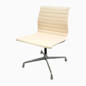 Sedia EA 105 in pelle di Charles & Ray Eames per Vitra