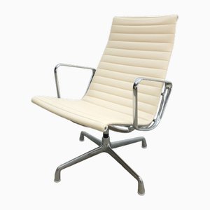 Sedia girevole EA 116 beige di Charles & Ray Eames per Vitra