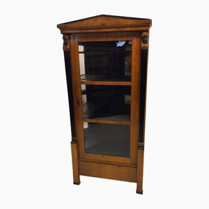 Empire Eckvitrine mit mystischen Figuren