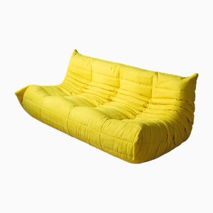 Divano a tre posti Togo in microfibra gialla di Michel Ducaroy per Ligne Roset