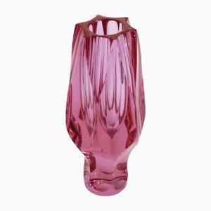 Kleine facettierte Vase aus Violett-Rosa Glas, 1960er