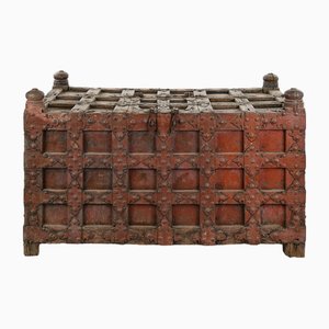 Große Kommode aus Holz und Metall mit roter Patina