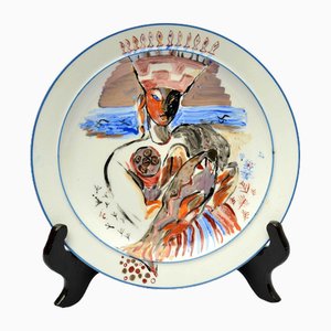 Assiette en Porcelaine Fille en Costume Folklorique avec Saumon, 2000s