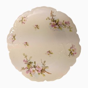 Plato de porcelana con flores rosas