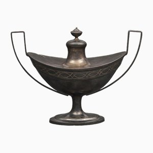 Utensilio de plata con tapa