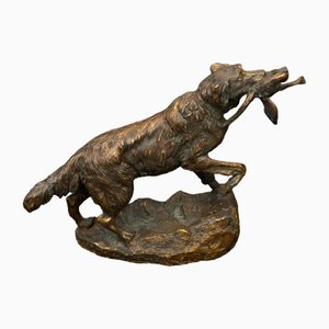 Figura de bronce de perro con presa