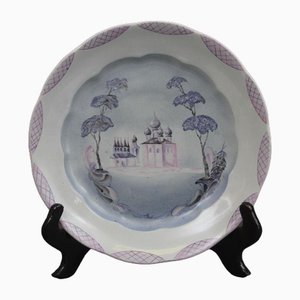 Plato de porcelana con vista a la iglesia