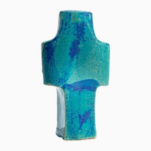 La scultura della croce blu di Claudia Cauville