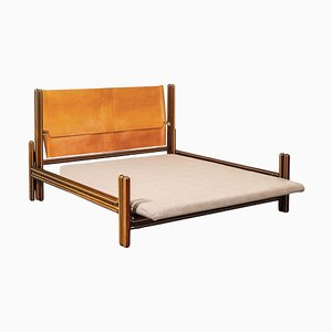 Letto matrimoniale in legno e pelle attribuito a Carlo Scarpa per Simon Gavina, Italia, 1975