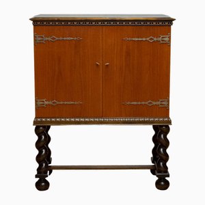 Gedrehter Schrank mit hohen Beinen im Grace Style aus Teak & Birke, Schweden, 1940er