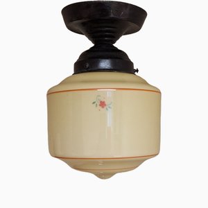 Deutsche Art Deco Deckenlampe mit cremeweißem Glasschirm mit farbigem Sprühmotiv auf schwarzer Metallhalterung, 1920er
