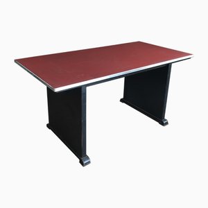 Tavolo da pranzo con ripiano in linoleum rosso e base in metallo nero, anni '50