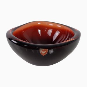 Schwedische burgunderfarbene Glasschale von Orrefors, 1960er