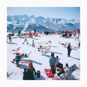 Lámina fotográfica Slim Aarons, Verbier Vacation, Estate Stamped