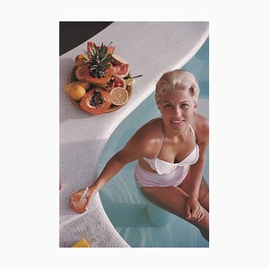 Slim Aarons, Cocktail de fruits à la noix de coco, Estampillé Estate Impression photo