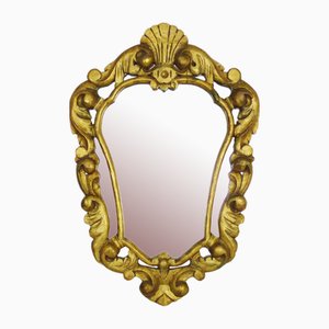 Espejo de pared de madera y estuco dorado con decoración de concha, años 50