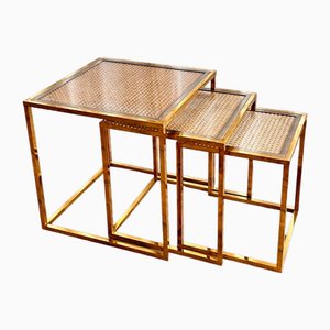 Tavoli ad incastro Mid-Century moderni in ottone con ripiano in vetro e bambù, anni '70, set di 3
