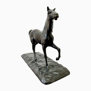 Estatua de caballo de hierro fundido, años 60