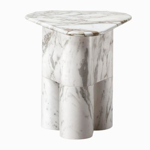 Tavolino Tria in marmo bianco di Lorenza Bozzoli