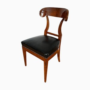 Biedermeier Shovel Chair Aus Nussholz Furnier & Schwarzem Leder, Österreich, 1820er