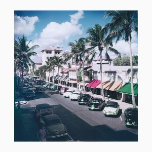 Lámina fotográfica Slim Aarons, Palm Beach Street, Estate Stamped