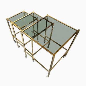 Tavoli ad incastro Mid-Century moderni in ottone e vetro fumé, anni '60, set di 3