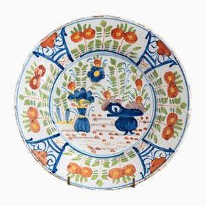 Plato floral policromado de Delftware holandés, siglo XVIII