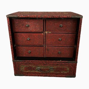 Mueble asiático lacado de siete cajones