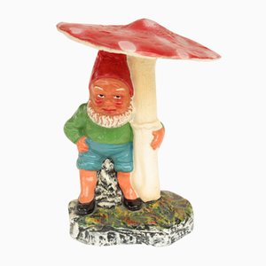 Gnomo de jardín y seta venenosa en Clay, RDA, años 50