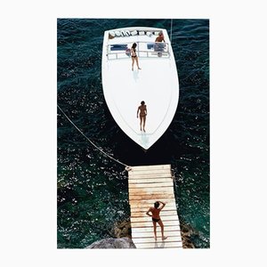 Lámina fotográfica Slim Aarons, Speedboat Landing, Estate Stamped