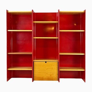 Libreria moderna autoportante in legno e metallo rosso attribuita ad Arflex, Italia, anni '70