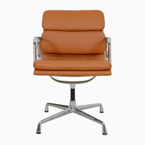 Sedia EA-208 rivestita in pelle color cognac Bizon di Charles Eames, inizio XXI secolo