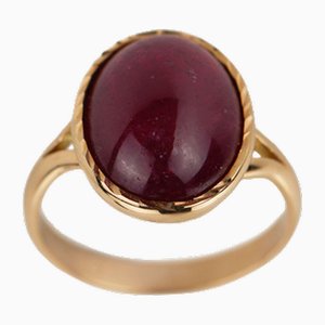 Goldener Ring mit Rubin.