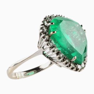 Ring mit 18 Karat Smaragd und Diamanten.