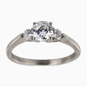 Weißer Metallring mit weißen Swarovski Steinen.