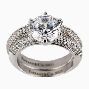 Doppelter Silberring mit Zirkonen im Brillantschliff.