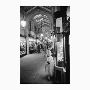 Slim Aarons, Burlington Arcade, Stampa digitale timbrata