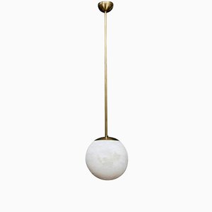 Lámpara colgante en forma de globo Brass & Alabaster Globe Pendant de Glustin Luminaires