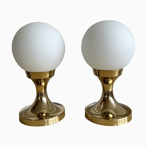 Lampada da tavolo industriale con base a tulipano in ottone e paralume sferico in vetro color latte, Ungheria, anni '70