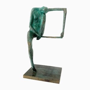 Olga Prokop-Misniakiewicz, Sentada en un colgador de alfombra, Escultura de bronce, 2023