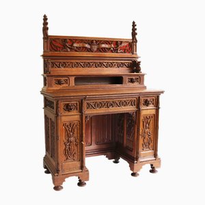 Escritorio de estilo gótico, siglo XIX de roble tallado con ángeles y dragones, década de 1870