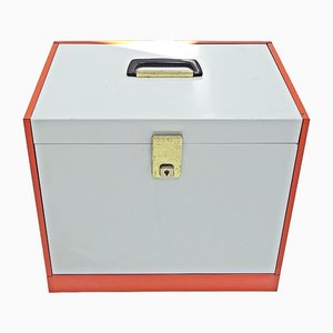 Orangefarbene Dokumentenbox aus farbigem Metallblech