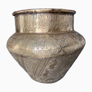 Vaso antico in ottone con animali