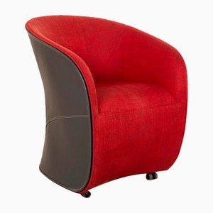 Poltrona Calla rossa con scocca in pelle marrone su ruote di Zanotta